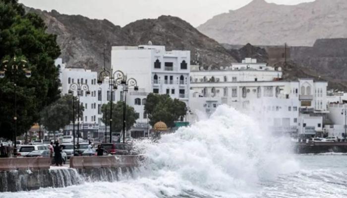 ارتفاع الموج جراء إعصار شاهين