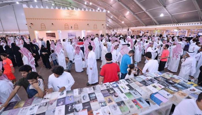 Kovid-19 nedeniyle kapalı olan Riyad Uluslararası Kitap Fuarı kapılarını yeniden ziyaretçilere açtı