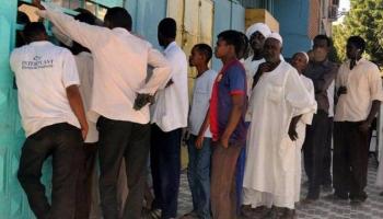 طوابير أمام أحد المخابز في العاصمة السودانية 