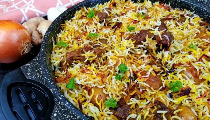 الزربيان يتكون من اللحم والبطاطس والبهارات والأرز مع صلصة إضافية وحلوى