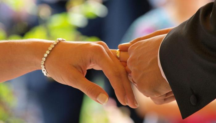 الرجل تزوج 33 مرة بهدف إعادة الزوجات إلى أزواجهن - أرشيفية
