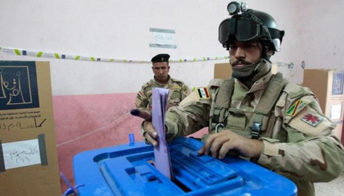 أحد أفراد الأمن العراقي يدلي بصوته - أرشيفية