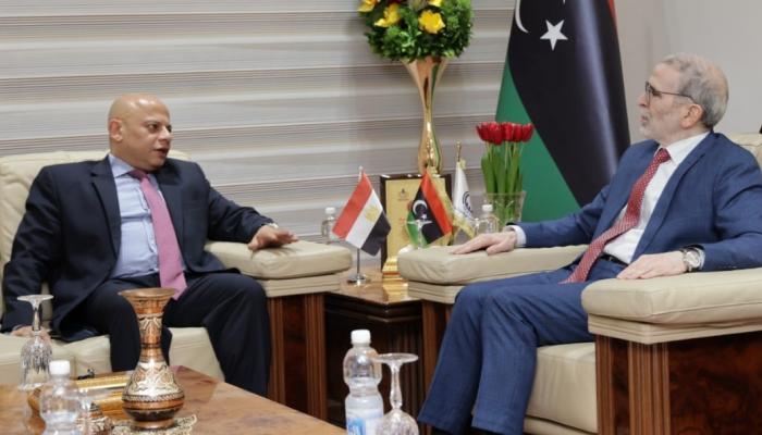 رئيس مؤسسة النفط الليبية والسفير المصري