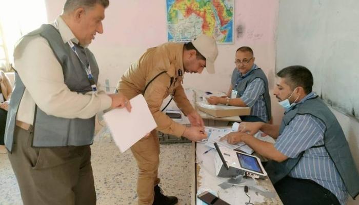 فرد أمن عراقي خلال الإدلاء بصوته