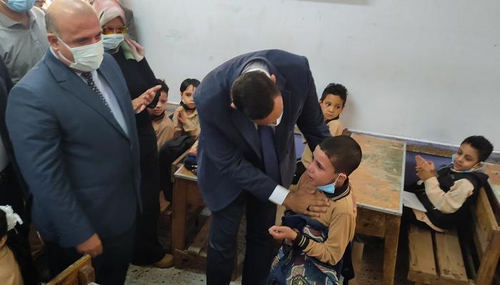 محافظ الدقهلية في مصر يهدئ الطفل أحمد