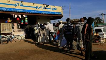 أزمة الدقيق تعيد طوابير الخبز للسودان