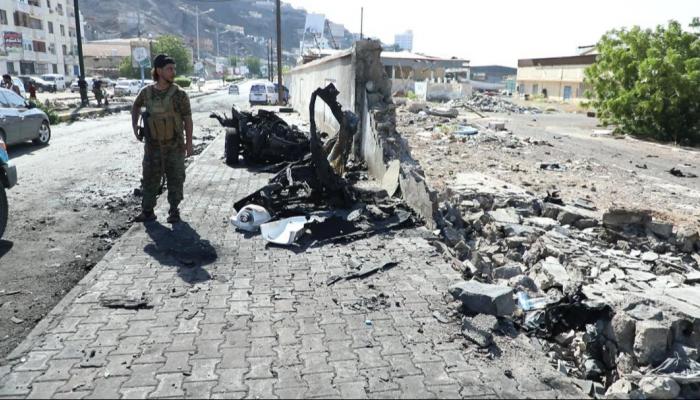 جانب من التفجير الذي استهدف موكب محافظ عدن