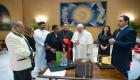 شيخ الأزهر والبابا فرنسيس يتسلمان درعي جائزة زايد للأخوة الإنسانية