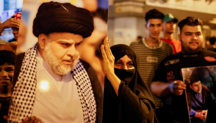 عراقيون يرفعون صورة زعيم التيار الصدري العراقي مقتدى الصدر