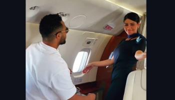 محمد رمضان خلال الرقص مع المضيفة