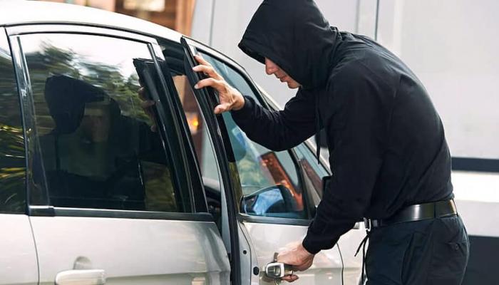 نصائح للوقاية من سرقة السيارات 143-111131-preventing-car-break-ins_700x400