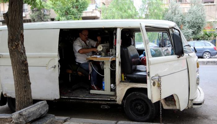 يقضي جمال المصري أيامه في الخياطة وتركيب الأزرار وضبط قطع الملابس القديمة
