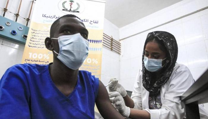 سوداني يتلقى لقاح كورونا