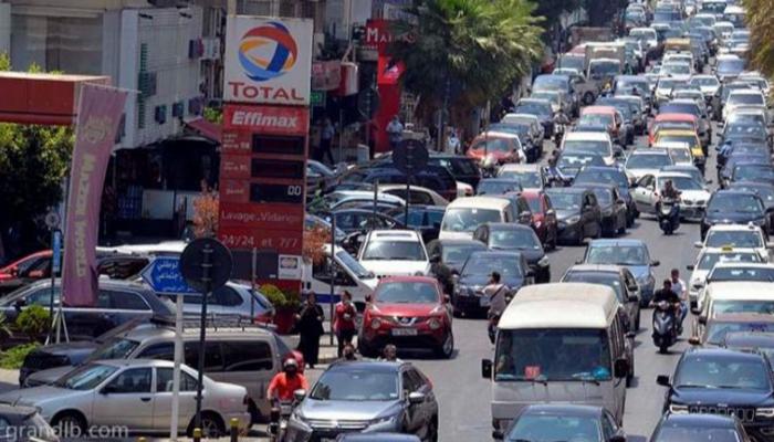 طوابير على محطات الوقود في لبنان - أرشيفية