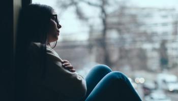 فتاة تعاني من الاكتئاب في فصل الشتاء
