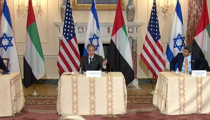 الشيخ عبدالله بن زايد آل نهيان خلال لقاء نظيريه الأمريكي والإسرائيلي