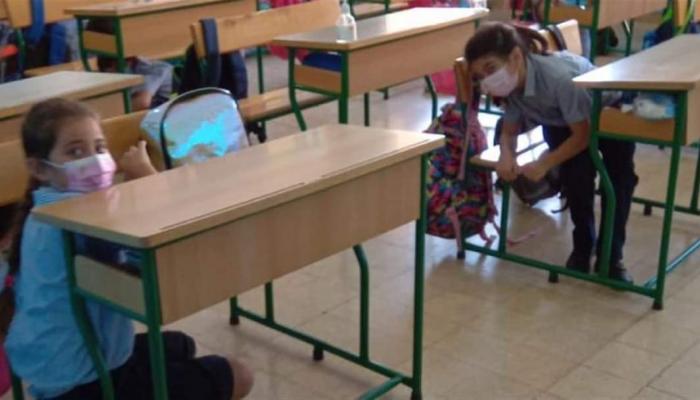 الطلاب في المدارس يختبئون خلف الطاولات