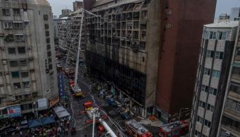 رجال الإطفاء يحاولون إخماد الحريق في المبنى