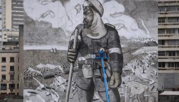 الجدارية المرسومة برماد من حرائق غابات الأمازون