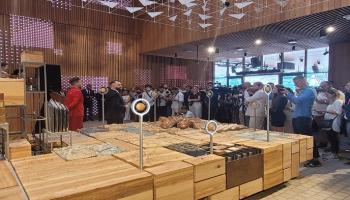الطاولة الناطقة في الجناح البولندي بإكسبو 2020 دبي