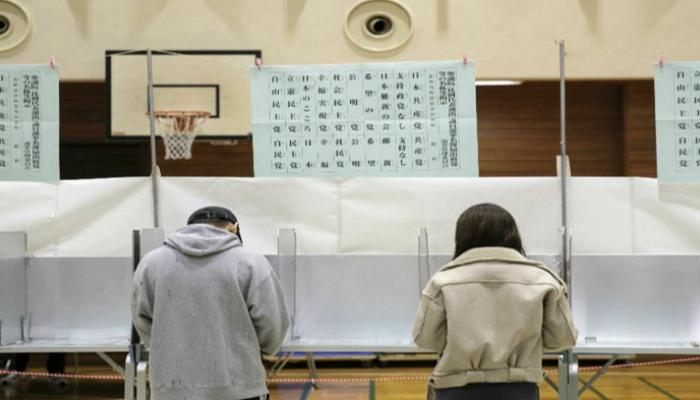 عملية تصويت سابقة في الانتخابات اليابانية