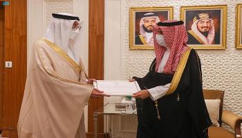وزير الخارجية السعودي يتسلم رسالة خطية من العاهل البحريني