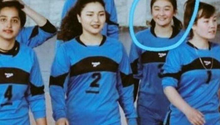 لاعبات فريق الطائرة الأفغاني وبينهن اللاعبة الراحلة