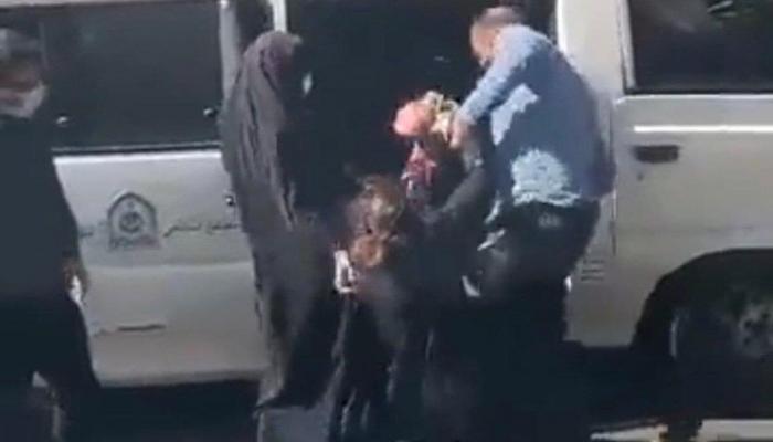 لحظة اعتقال الفتاة الإيرانية