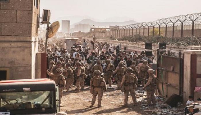 قوات أمريكية تحرس مطار كابول الدولي خلال مهمة الإجلاء