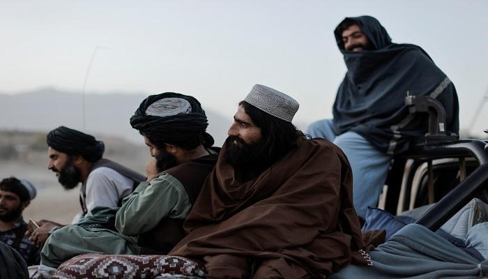 عناصر من حركة طالبان الأفغانية على حافلة