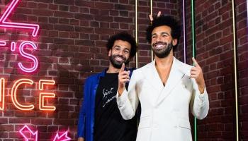 محمد صلاح مع تمثاله