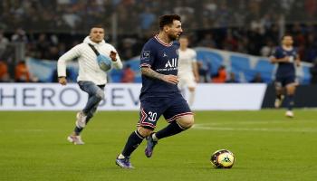 المشجع يقترب من ليونيل ميسي 