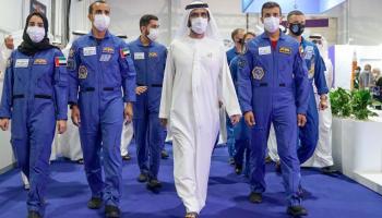 الشيخ محمد بن راشد آل مكتوم رفقة عدد من رواد الفضاء الإماراتيين