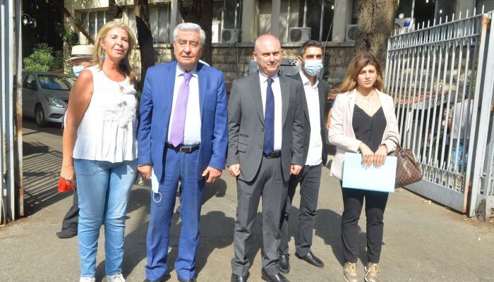 المحامون بعد تقديم الدعوى ضد حسن نصرالله