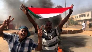 محتجون في السودان ضد قرارات البرهان - أرشيفية 