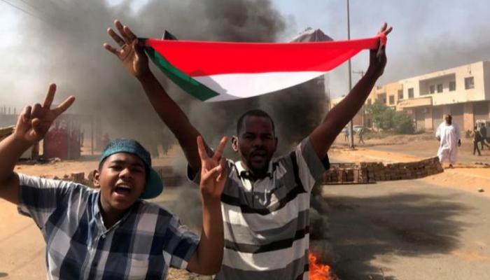 محتجون في السودان ضد قرارات البرهان - أرشيفية
