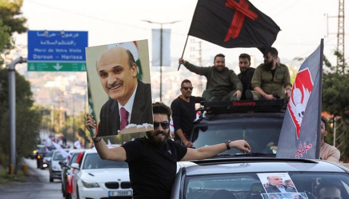 أنصار سمير جعجع يرفعون صوره- رويترز