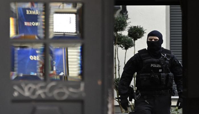 جانب من مداهمة الشرطة الألمانية لأحد المنازل