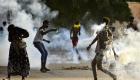 الأمن السوداني يطلق الغاز لتفريق متظاهرين.. ومبادرة أممية للتسوية