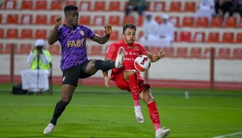 من قمة شباب الأهلي والعين في الدوري الإماراتي