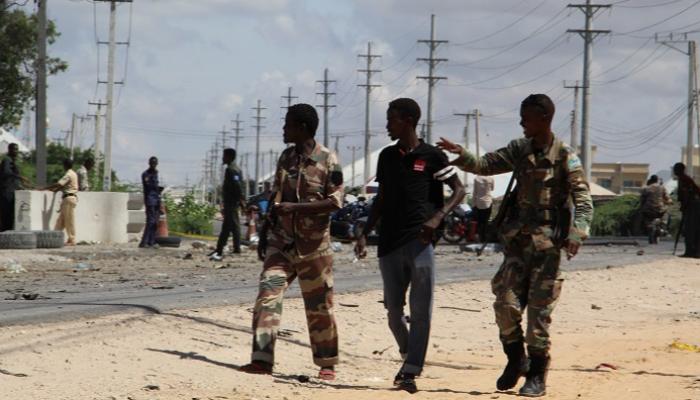 جنود الأمن الصومالي في موقع عملية إرهابية بمقديشو
