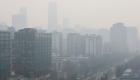 الضباب الدخاني يغلّف بكين.. انخفاض الرؤية واختفاء قمم المباني