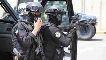 عنصران من قوات الأمن الكويتية