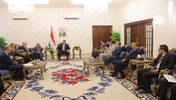 جانب من لقاء رئيس الوزراء مع المبعوث الأمريكي إلى اليمن 