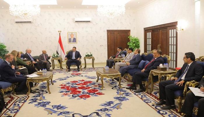جانب من لقاء رئيس الوزراء مع المبعوث الأمريكي إلى اليمن