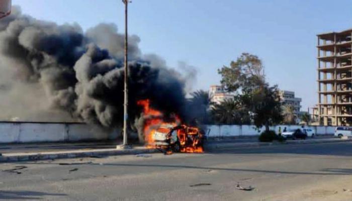 نيران مشتعلة في سيارة بعدن بعد تفجيرها