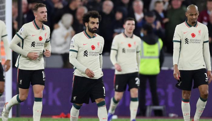 محمد صلاح مع لاعبي ليفربول