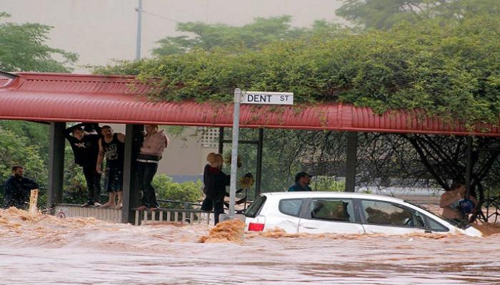 المياه جرفت السيارة بعيدا عن الطريق - أرشيفية