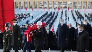 أردوغان أثناء وضع الإكليل على قبر أتاتورك