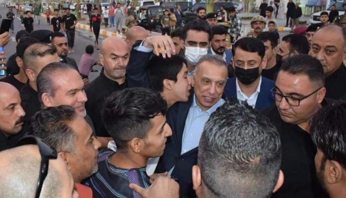 الكاظمي بين جمع من المواطنين في مدينة الصدر شرقي بغداد